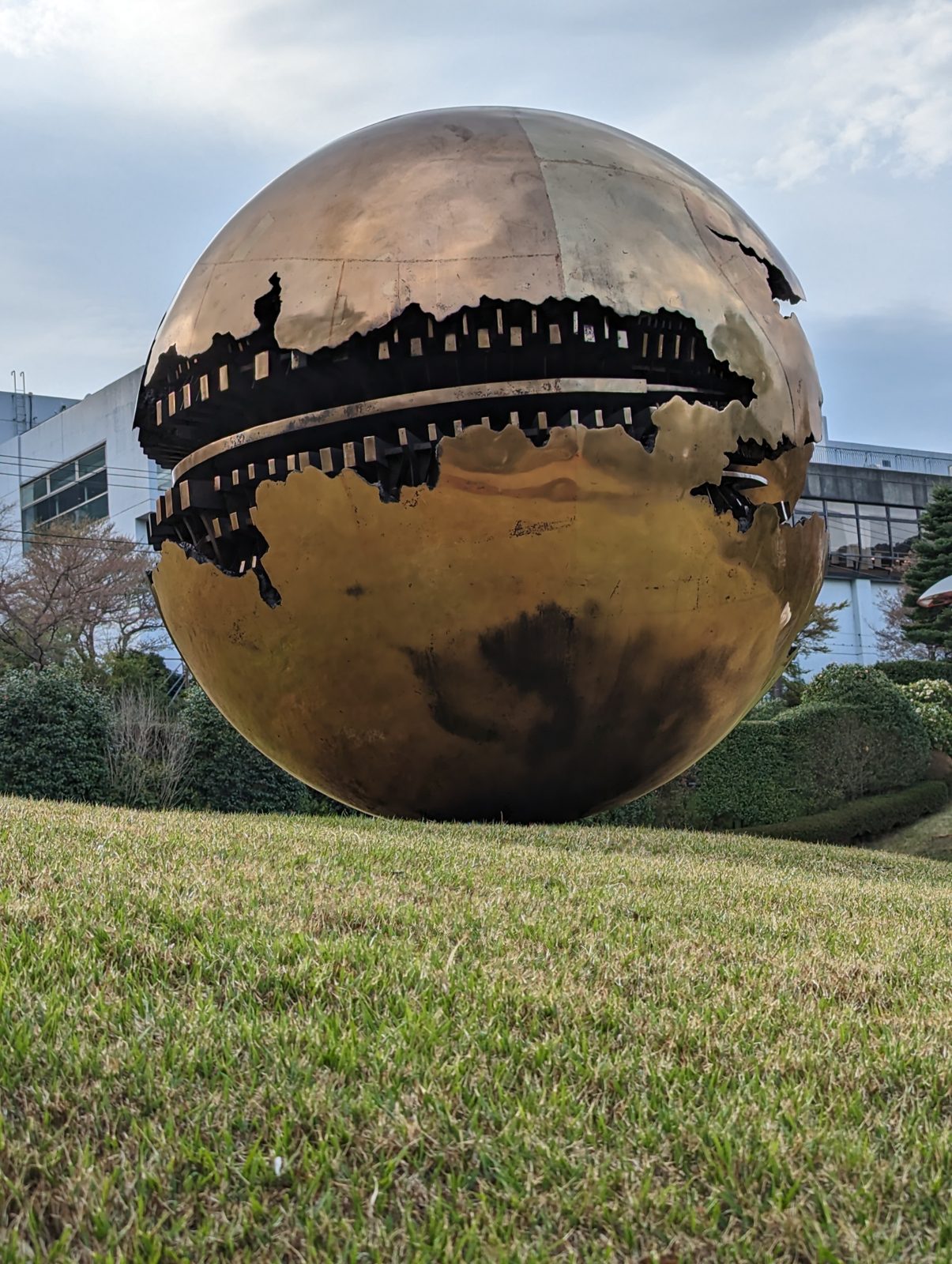 Arnaldo Pomodoro's sphere, cracked open.